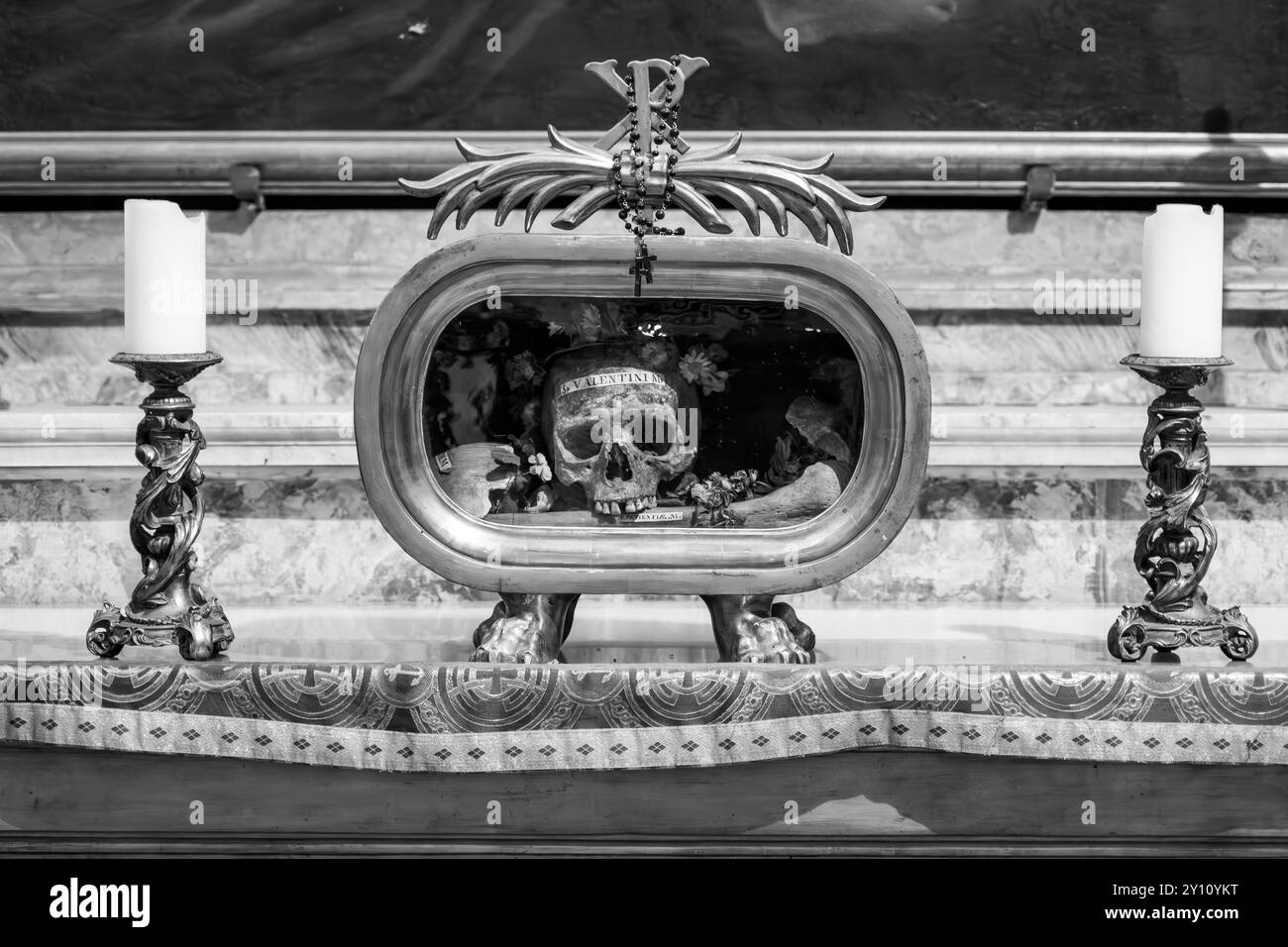 Die Überreste des heiligen Valentinus werden in einem Glaskasten unter Kerzen und Dekorationen in der Basilika Santa Maria in Cosmedin, Rom, gezeigt, die ein Stück religiöser Geschichte zeigen. Stockfoto