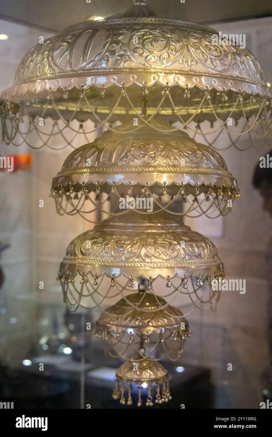 Silberne Einrichtung für religiöse Gottesdienste im Innenbereich Stockfoto