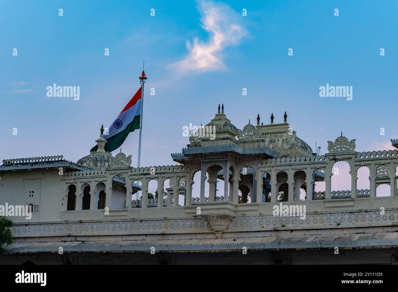Historischer Palast einzigartige Architektur mit indischen Trikolore und hellblauem Himmel am Abend Stockfoto