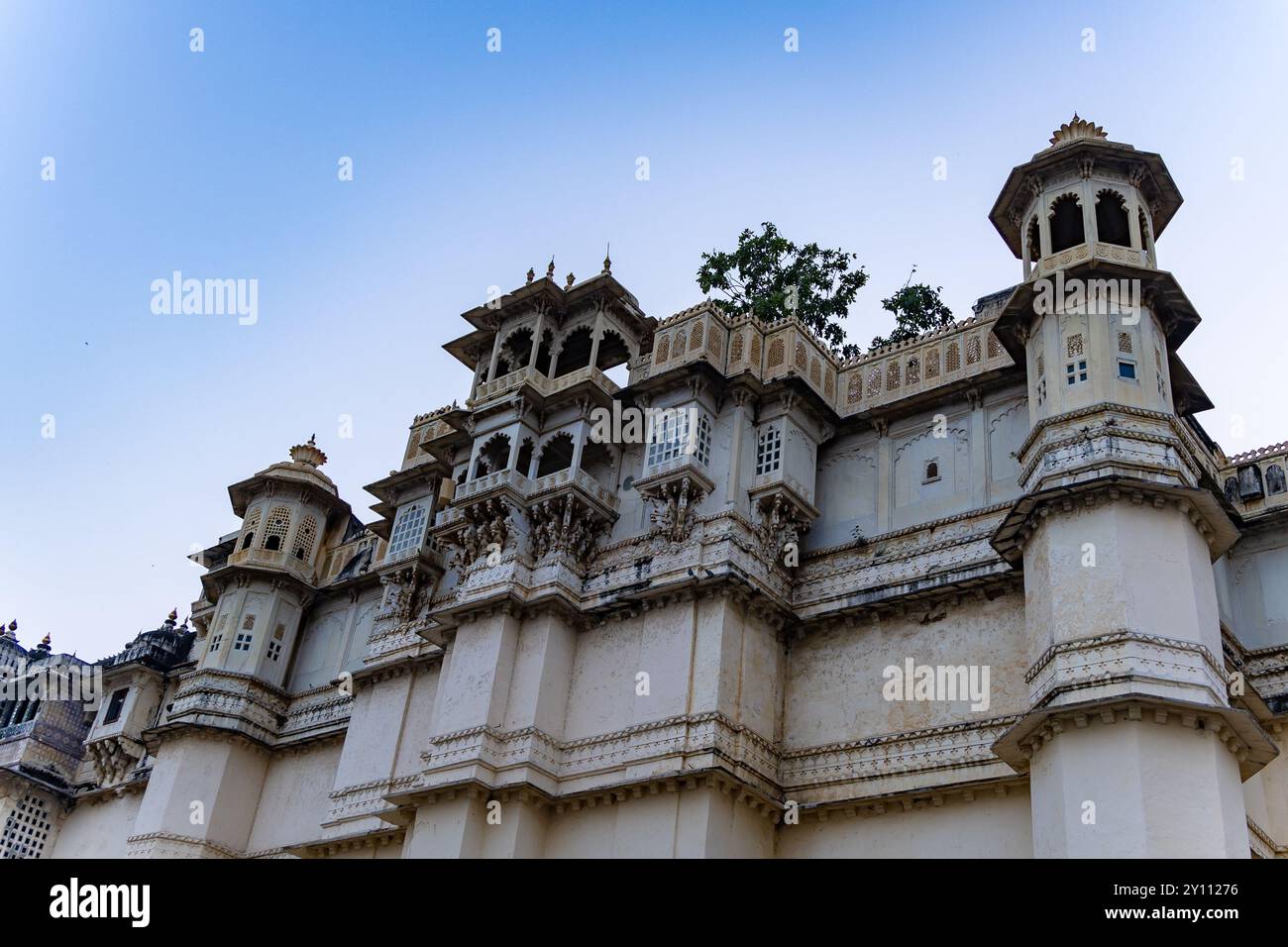 Historischer Palast einzigartige Architektur mit hellem Himmel aus verschiedenen Blickwinkeln am Abend wird im Stadtpalast, Udaipur rajasthan indien, aufgenommen. Stockfoto