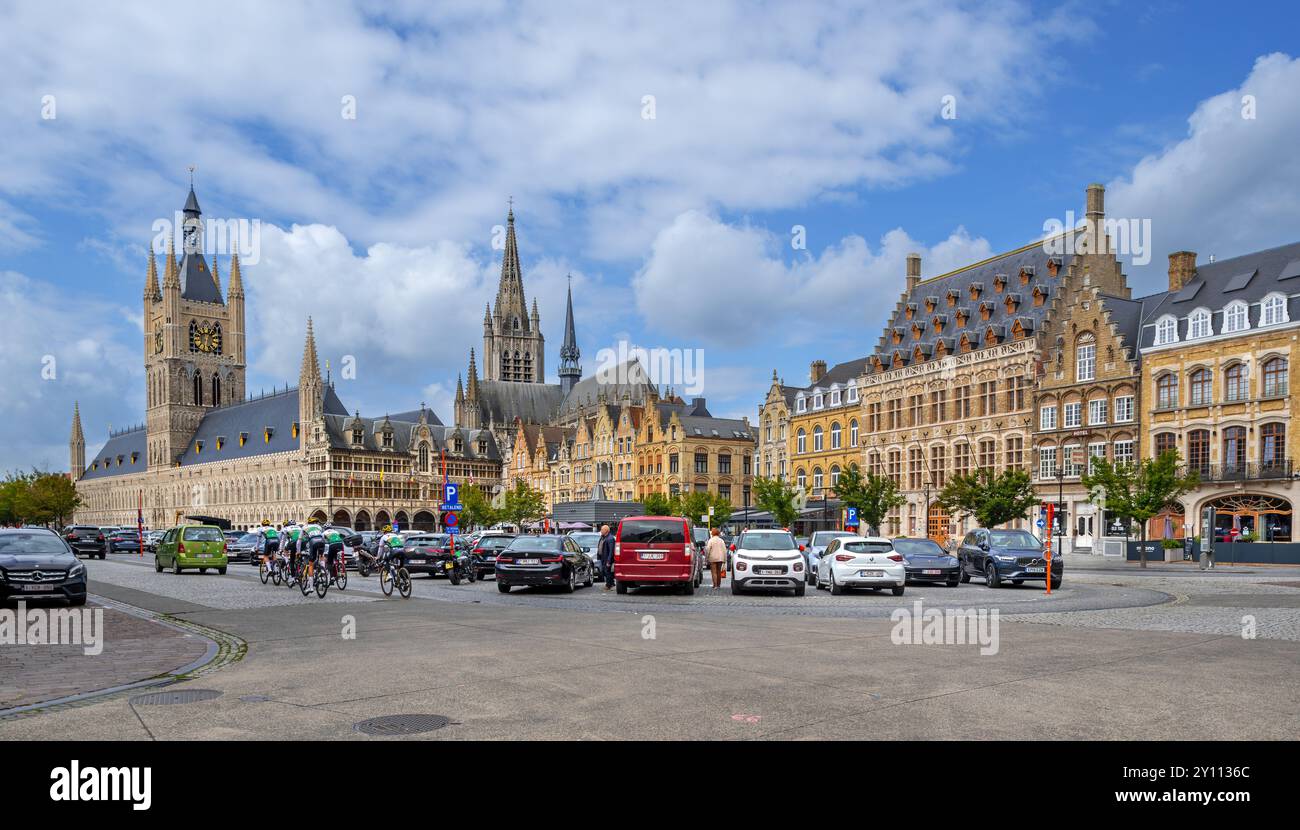 Tuchhalle mit Glockenturm und Autos auf dem Grand Place in der Stadt Ypern/Ieper, Westflandern, Belgien Stockfoto