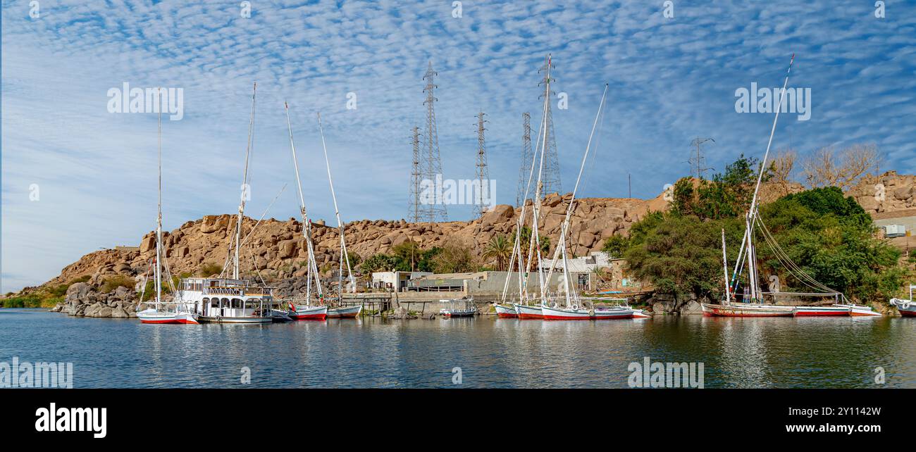 Segelboote auf dem Nil in Assuan, Ägypten Stockfoto