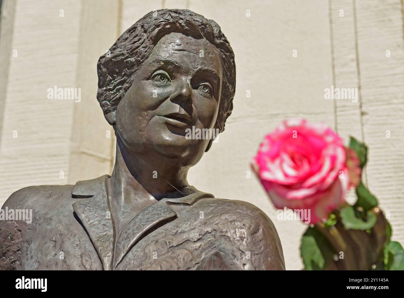 Europa, Deutschland, Norddeutschland, Ohnsorgtheater, populäre Schauspielerin, lebensgroße Bronzestatue von Heidi Kabel, Künstlerin Inka Uzoma, am Heidi Kabel Platz, geboren am 27. August 1914 in Hamburg, gestorben am 15. Juni 2010 Stockfoto