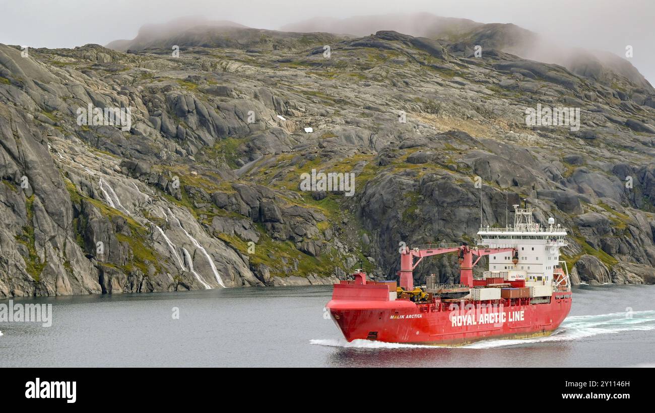 Prince Christian Sound, Grönland - 28. August 2024: Frachtschiff Malik Arctica auf einem Fjord im Prince Christian Sound in Grönland Stockfoto