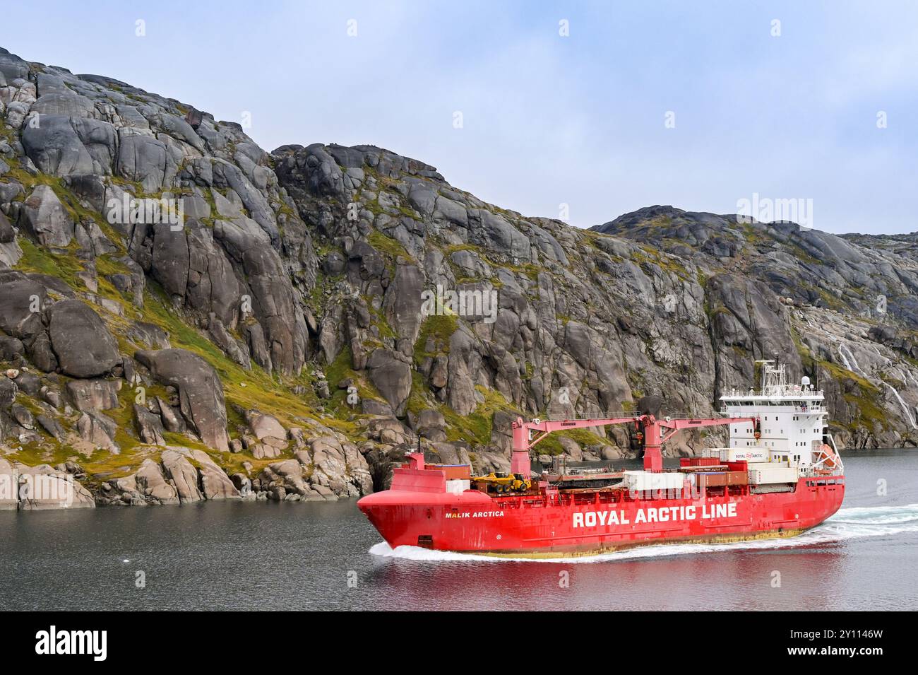 Prince Christian Sound, Grönland - 28. August 2024: Frachtschiff Malik Arctica auf einem Fjord im Prince Christian Sound in Grönland Stockfoto