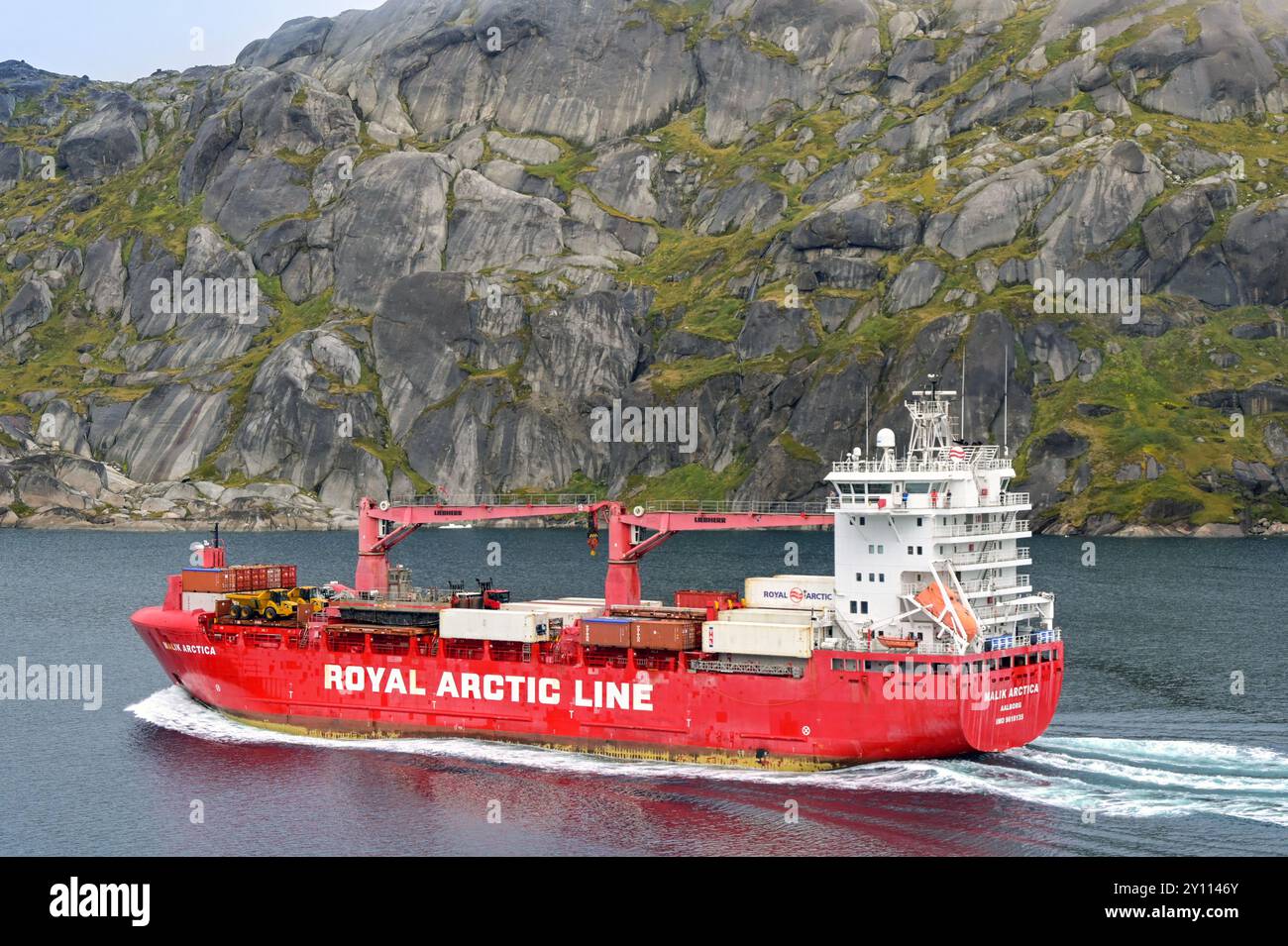 Prince Christian Sound, Grönland - 28. August 2024: Frachtschiff Malik Arctica auf einem Fjord im Prince Christian Sound in Grönland Stockfoto
