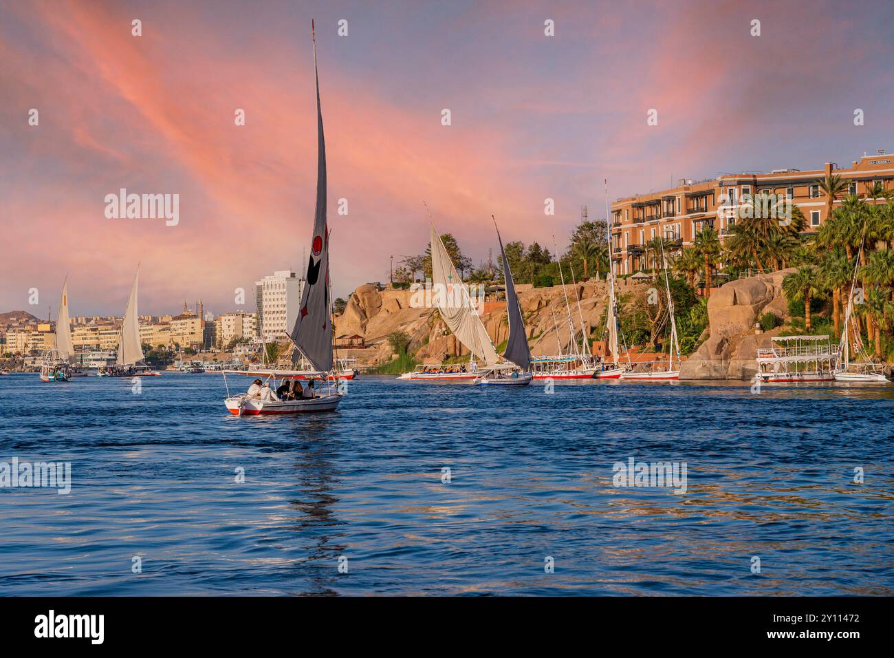 Segelboote auf dem Nil in Assuan, Ägypten Stockfoto