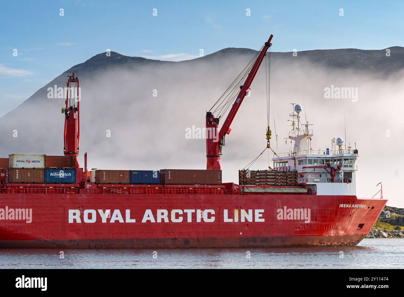 Nanortalik, Grönland – 27. August 2024: Das Frachtschiff Irena Arctca legt im Hafen der Stadt an. Das Schiff wird von der Royal Arctic Line betrieben. Stockfoto