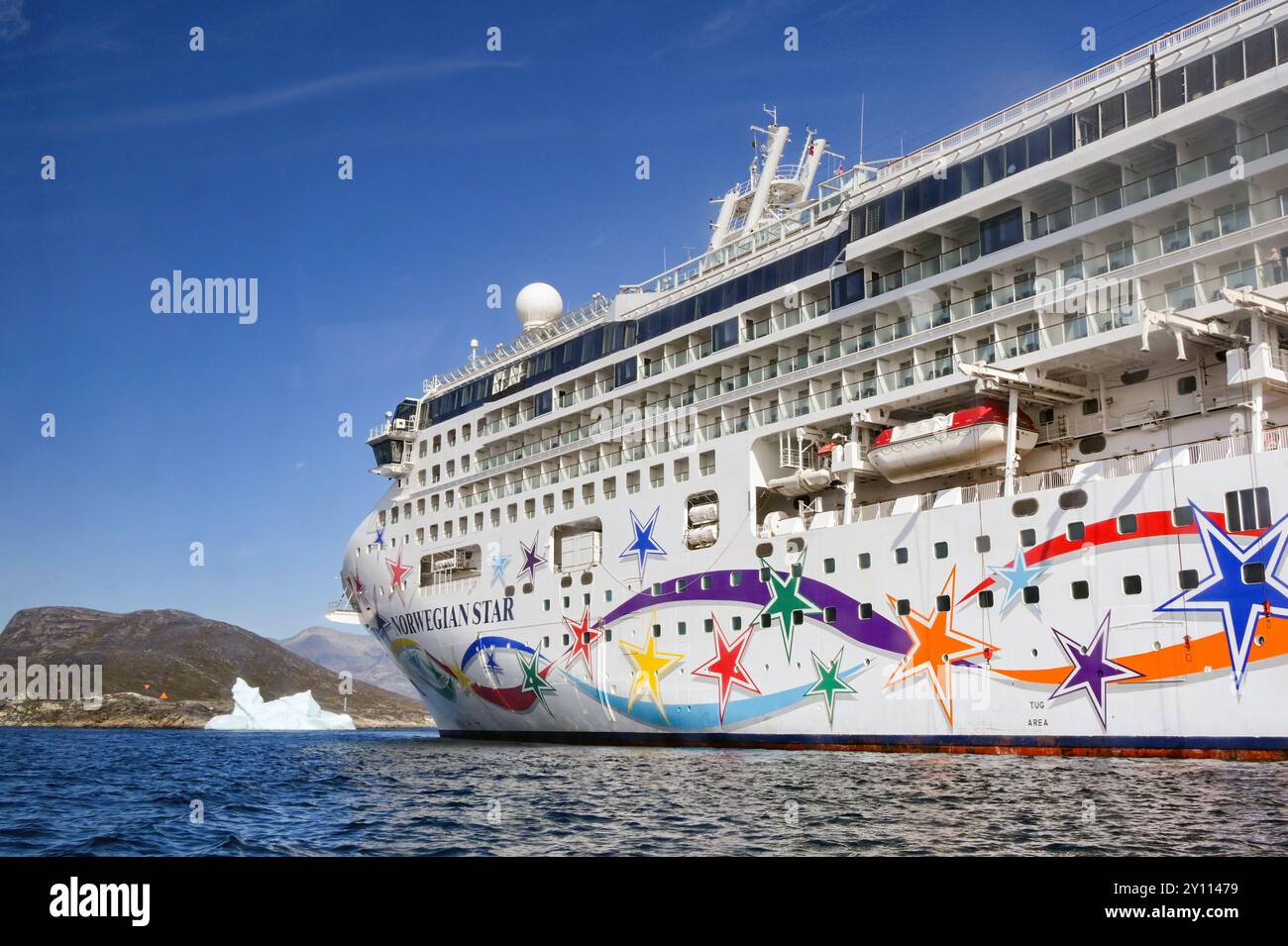 Nanortalik, Grönland - 27. August 2024: Das von der Norwegian Cruise Line betriebene Kreuzfahrtschiff Norwegian Star liegt in Nanortalik in Südgrönland Stockfoto