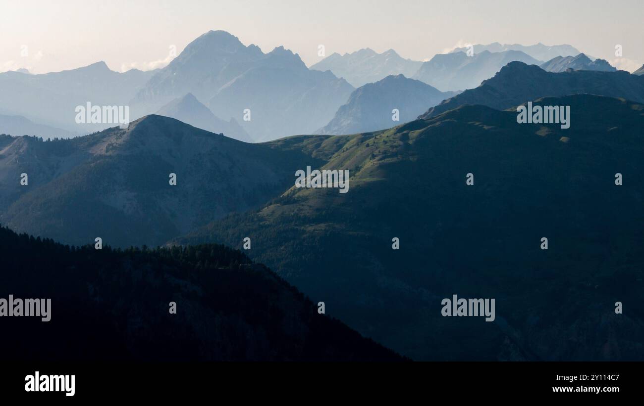 Bergsilhouetten im Nebel Stockfoto