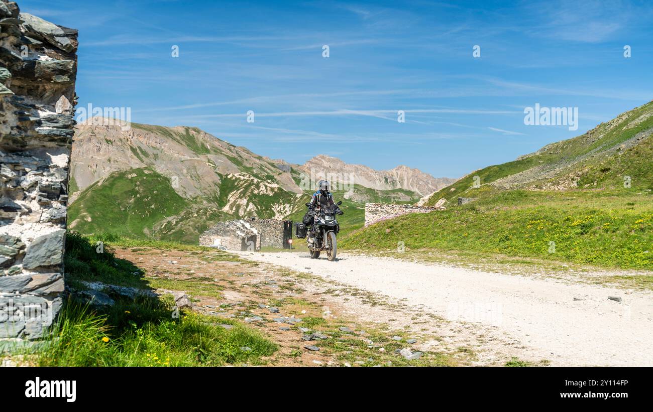 BMW GS auf Schotterstraße mit Kriegsruinen Stockfoto