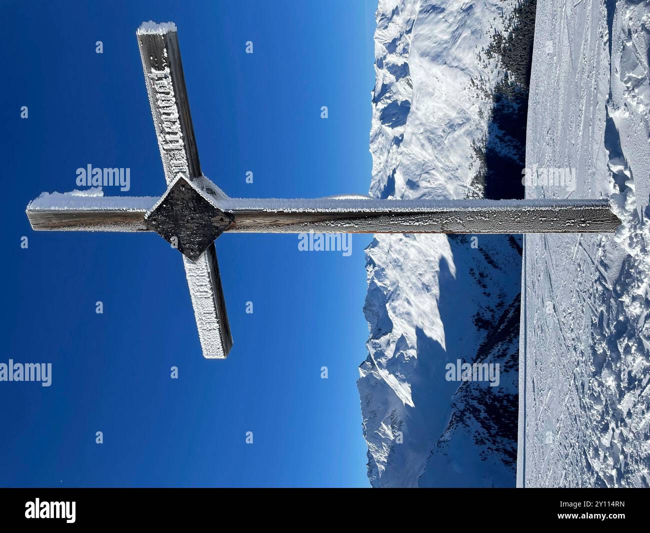 Skigebiet Axamer Lizum, schneebedecktes Gipfelkreuz an der Bergstation, Hoadl, Kalkkögel, Stubaier Alpen, Winterlandschaft, blauer Himmel, Natur, Berge, Aktivität, Skifahren, Innsbruck-Land, Tirol, Österreich Stockfoto