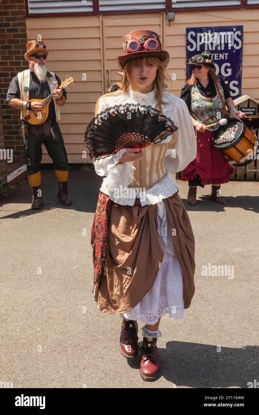 England, Kent, Tenterden, Kent and East Sussex Railway, Tenterden Station, Steam Punk Weekend, Steam Punk Morris Dancing Group Stockfoto