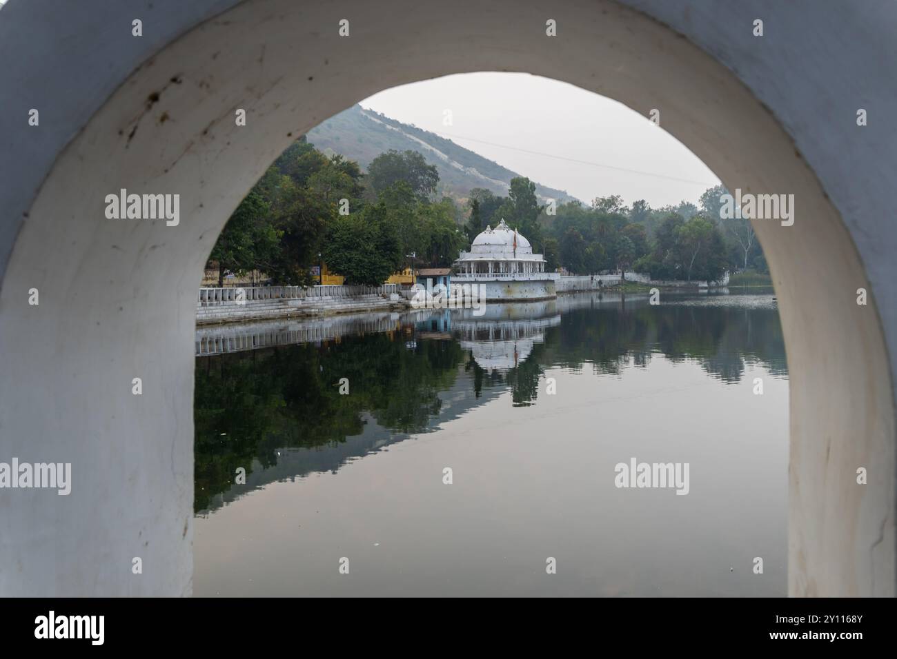 Künstlerische Stadtarchitektur mit Muschelsee-Wasserspiegelung am Morgen von einem einzigartigen Wahrnehmungsbild wird in Udaipur rajasthan indien aufgenommen. Stockfoto