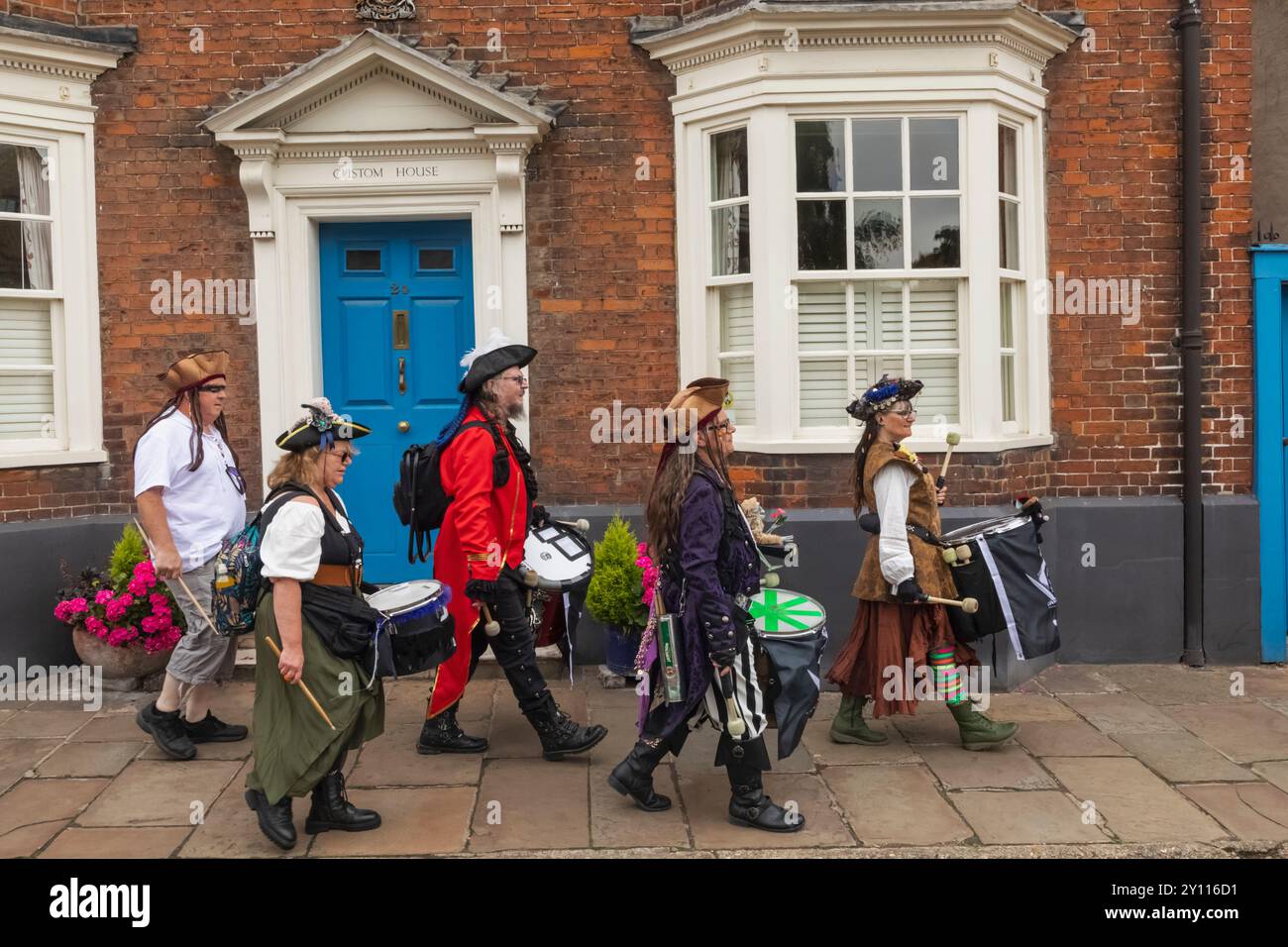 England, Kent, Faversham, das jährliche Piratenfestival, kleine Gruppe von Festivalteilnehmern, die durch das Stadtzentrum laufen Stockfoto