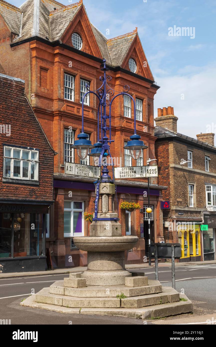 England, Kent, Sevenoaks, High Street, Old Water Fountain und Wegweiser Stockfoto