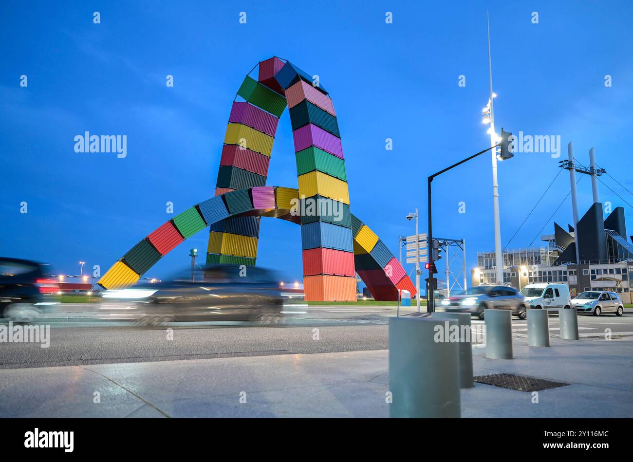 FRANKREICH, Le Havre Port, Kunstwerk Containerinstallation Catene des Containers des Künstlers Vincent Ganivet / FRANKREICH, Le Havre Hafen, Catene de Containers, Kunstintallation aus gestapelten 20-Fuß Schiffscontainern von Künstler Vincent Ganivet Stockfoto