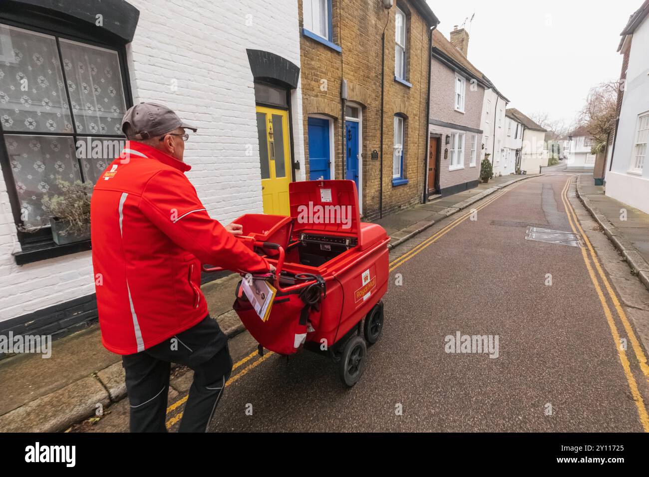 England, Kent, Sandwich, Royal Mail Postman, der Post zustellt Stockfoto