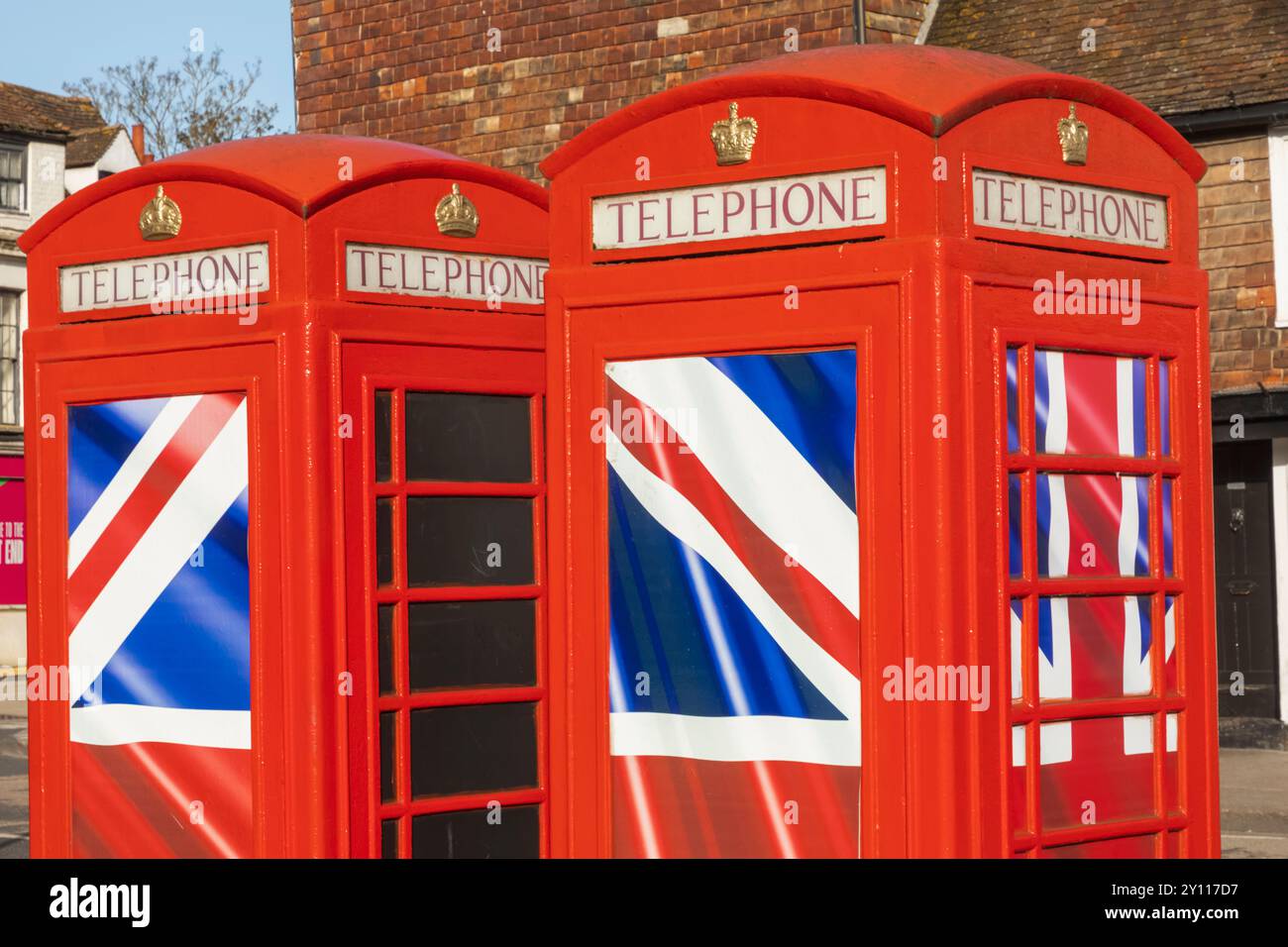 England, Kent, Canterbury, traditionelle rote Telefonboxen mit Union Jack Flag Stockfoto