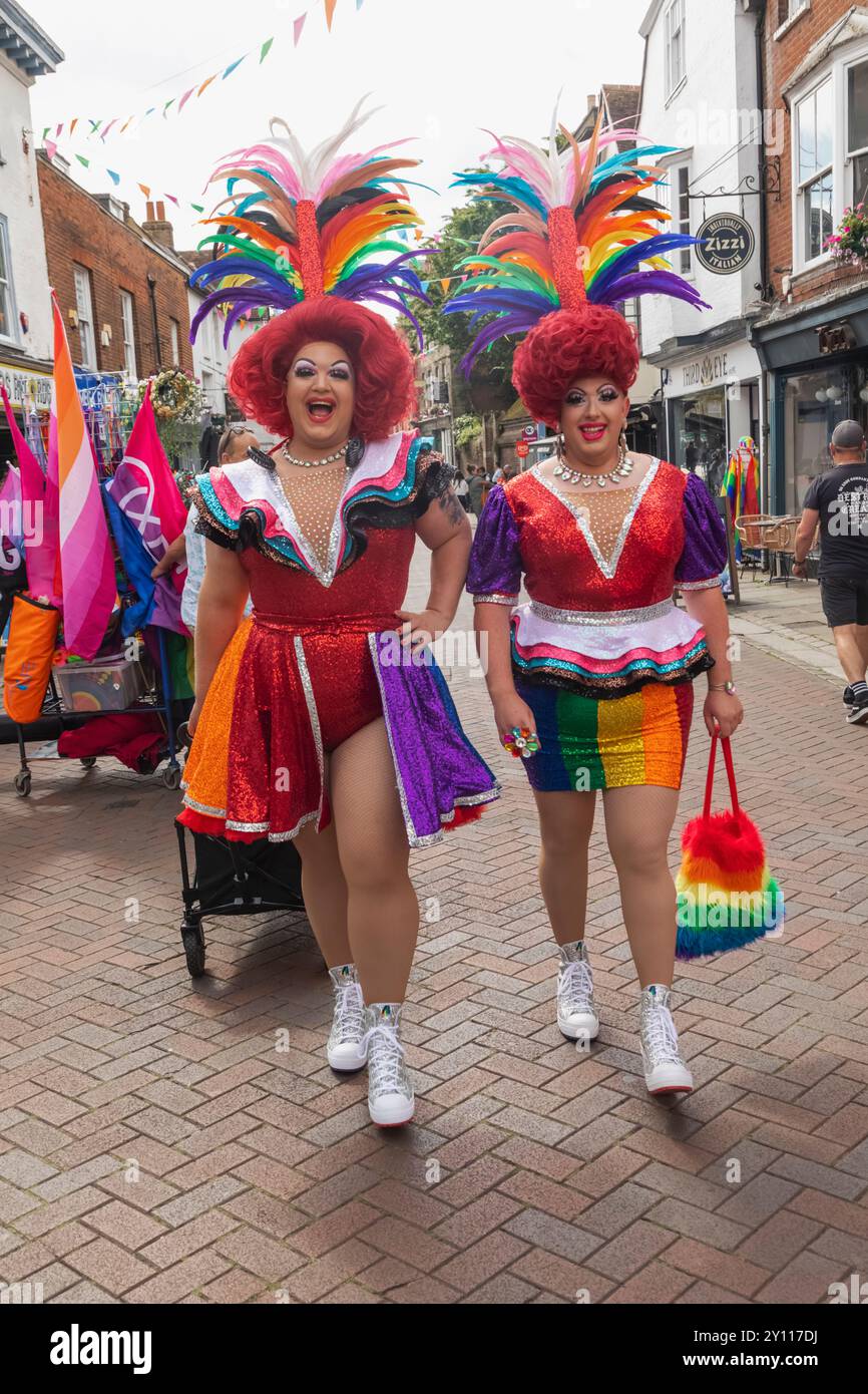 England, Kent, Canterbury, die jährliche Canterbury Pride Parade, zwei farbenfrohe Drag Queens auf dem Weg zur Pride Parade Stockfoto