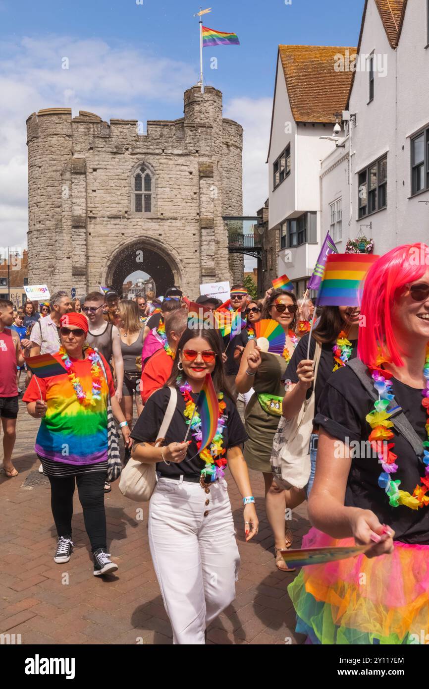 England, Kent, Canterbury, Die Jährliche Canterbury Pride Parade, Farbenfrohe Teilnehmer Stockfoto