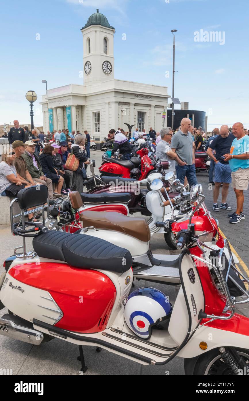 England, Kent, Margate, die Big 7 National Scooter Rally, Reihe der Vintage Scooter an Margate Küste Stockfoto