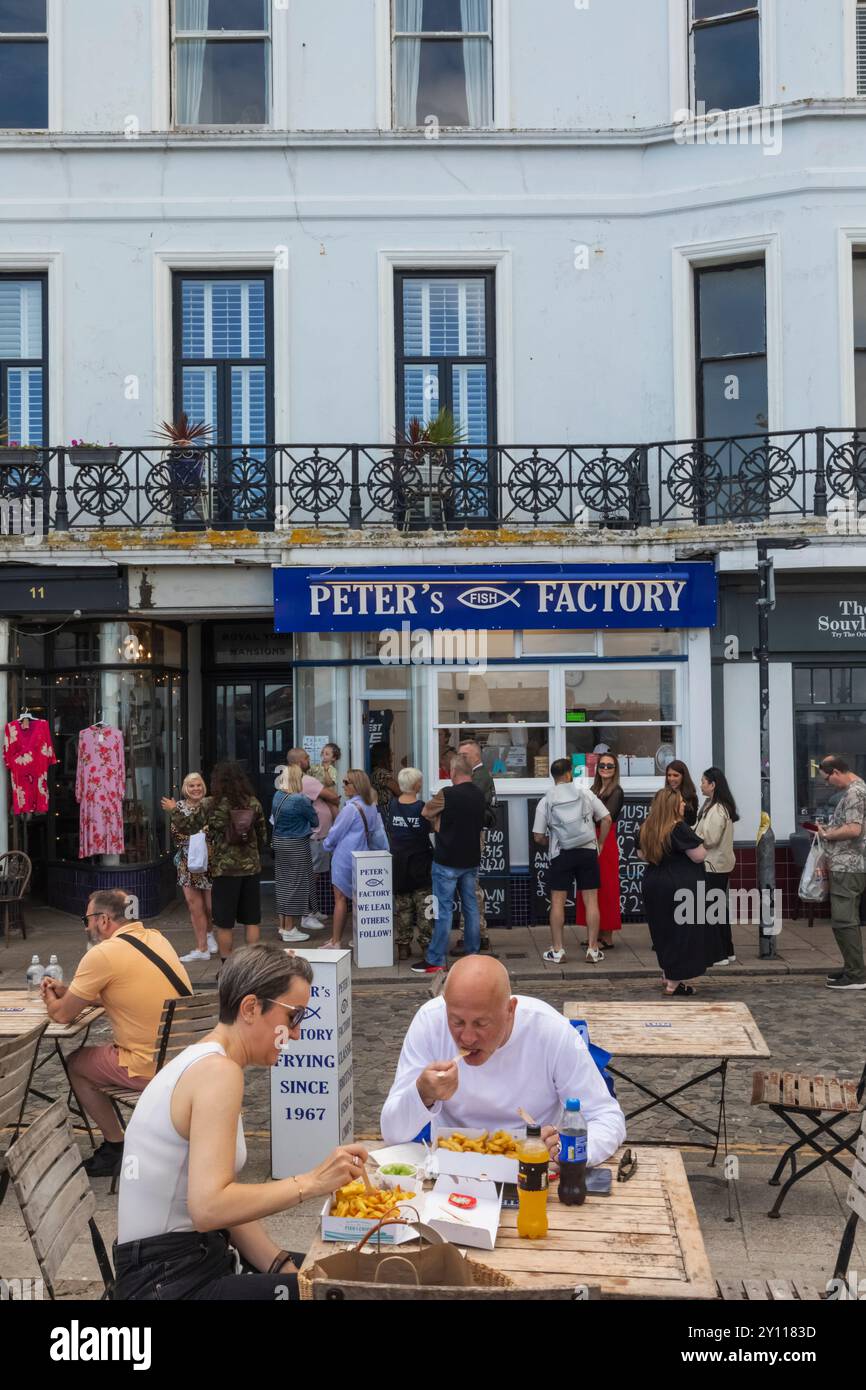 England, Kent, Margate, die Altstadt, Paare essen Fisch und Chips Stockfoto
