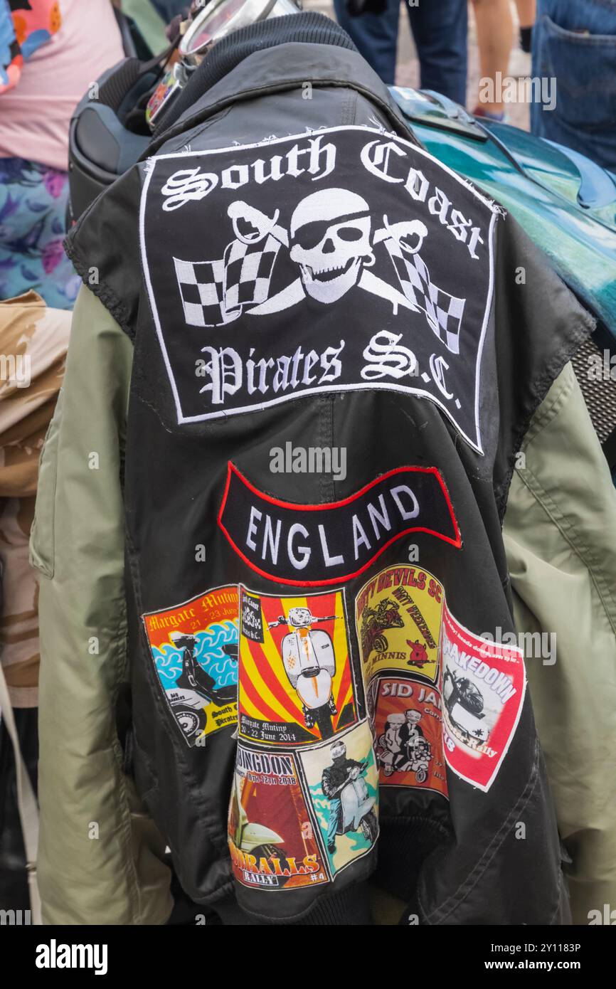 England, Kent, Margate, die Big 7 National Scooter Rally, farbenfrohe Roller-Patches auf der Rückseite der man's Jacket Stockfoto