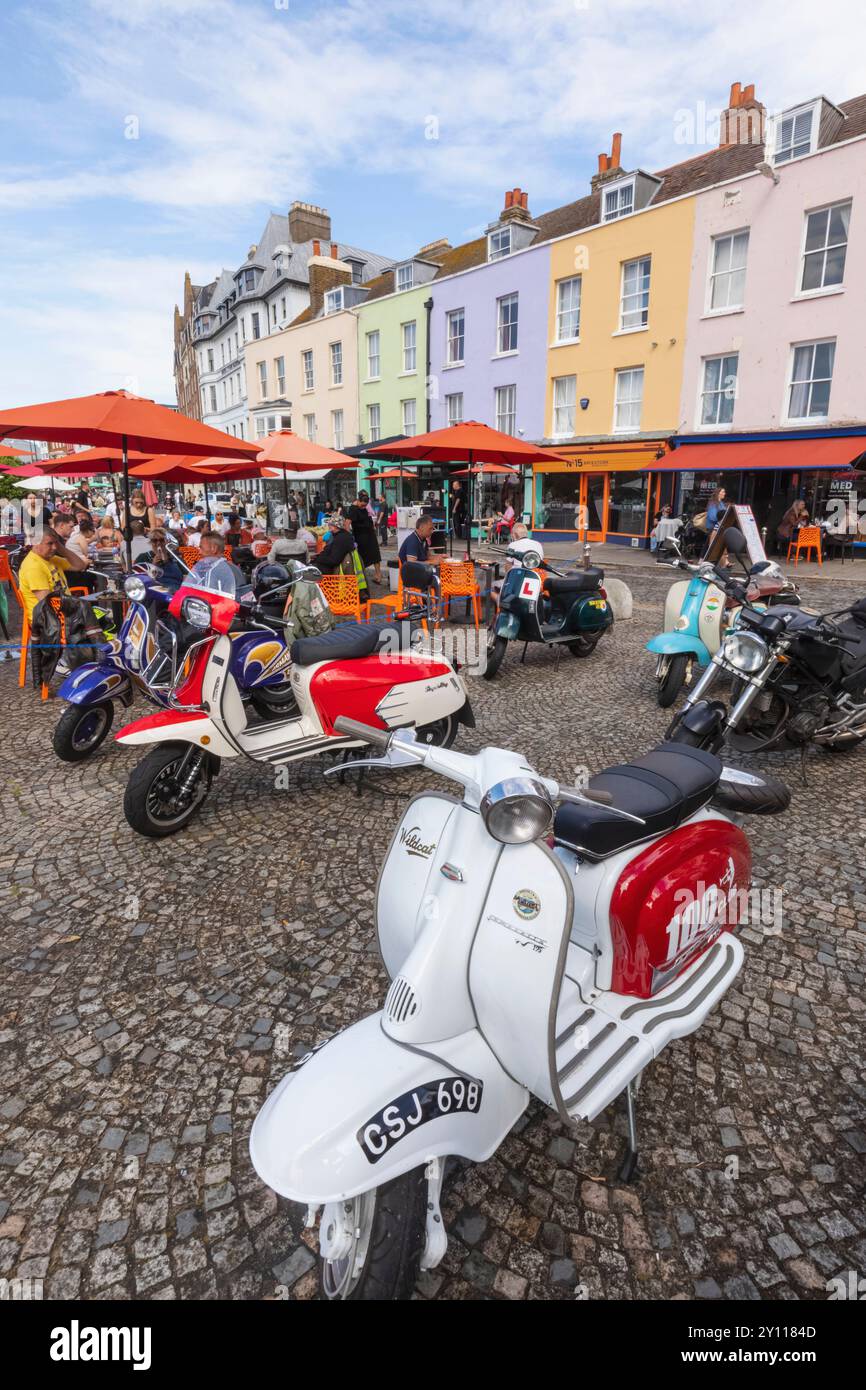 England, Kent, Margate, Die Altstadt, Geparkte Vintage-Roller Stockfoto