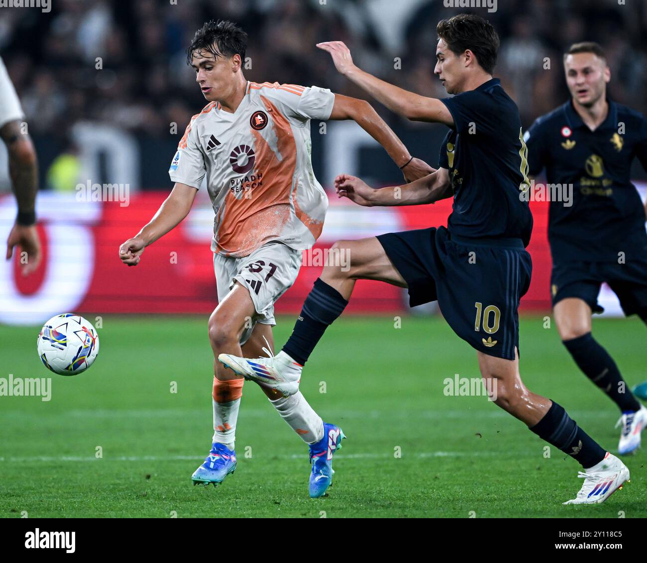 Turin, Italien. September 2024. Niccolo’ Pisilli (61 ALS Roma) tritt mit Kenan Yildiz (10 Juventus FC) im Spiel der Serie A zwischen Juventus FC und AS Roma im Allianz Stadion in Turin an, Italia Soccer (Cristiano Mazzi/SPP) Credit: SPP Sport Press Photo. /Alamy Live News Stockfoto