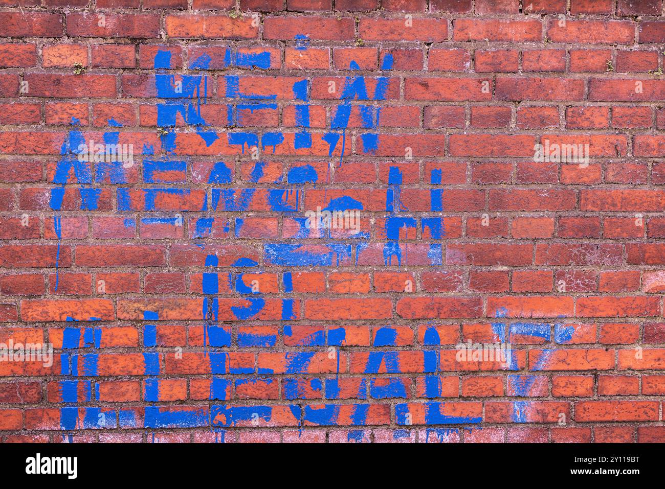 Der Slogan „kein Mensch ist illegal“ steht auf einer Wand Stockfoto