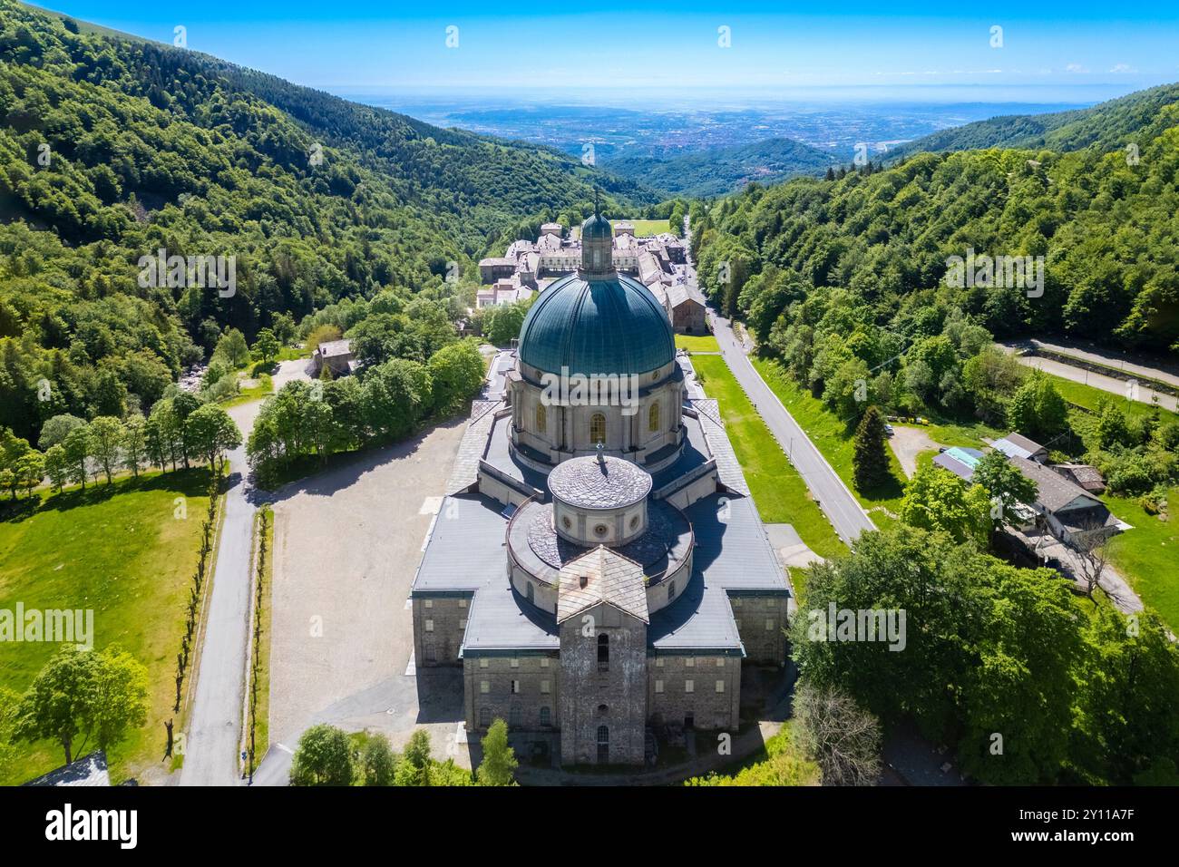 Luftaufnahme der Kuppel der oberen Basilika des Heiligtums von Oropa im Sommer, Biella, Bezirk Biella, Piemont, Italien, Europa. Stockfoto