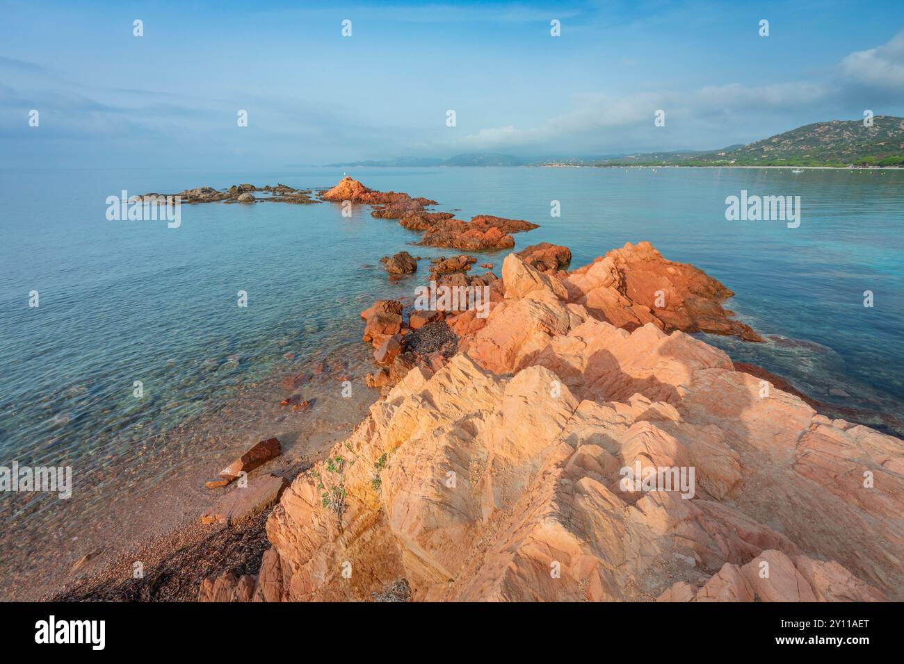 Rote Felsklippen am Palombaggia Beach. Porto Vecchio, Südkorsika, Frankreich Stockfoto