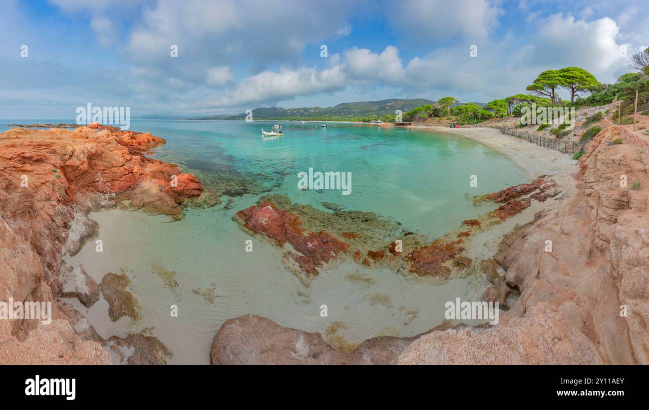 Rote Felsklippen am Palombaggia Beach. Porto Vecchio, Südkorsika, Frankreich Stockfoto