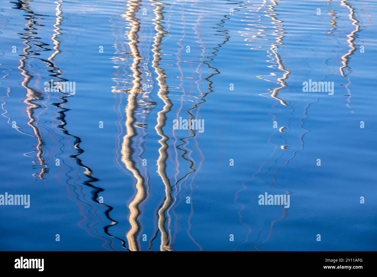 Die Masten der Boote, die im Yachthafen vertäut waren, spiegelten sich im leicht beweglichen Wasser. Porto Vecchio, Corse-du-Sud, Korsika, Frankreich Stockfoto