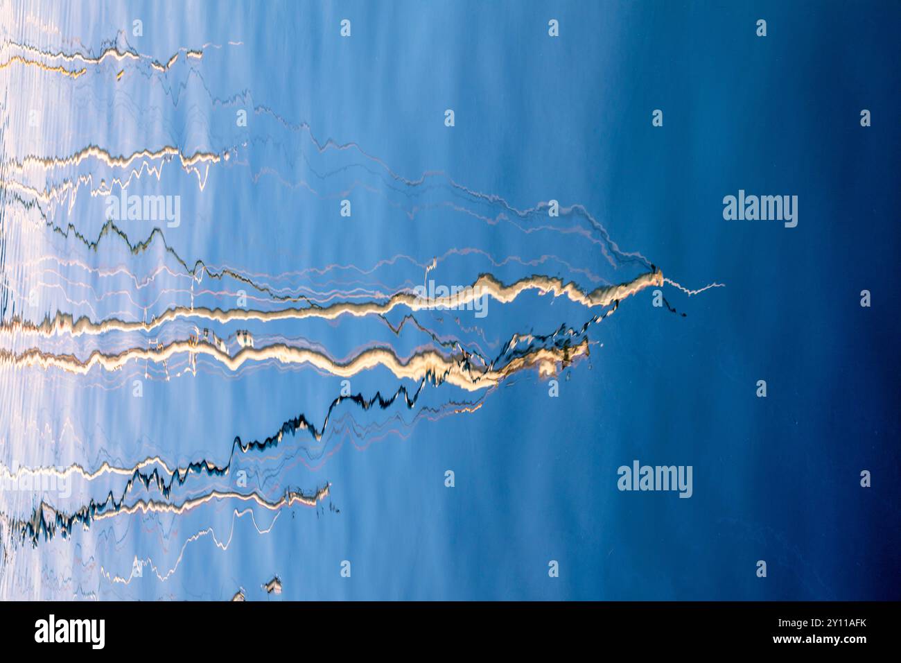 Die Masten der Boote, die im Yachthafen vertäut waren, spiegelten sich im leicht beweglichen Wasser. Porto Vecchio, Corse-du-Sud, Korsika, Frankreich Stockfoto