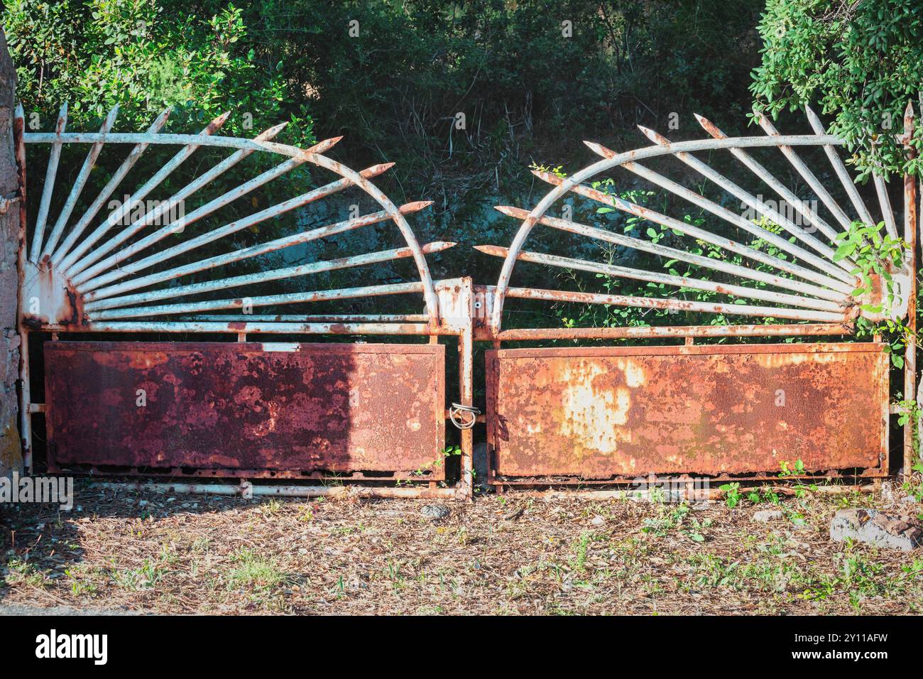 Altes eisernes Tor rostet und ruiniert durch die Zeit. Porto Vecchio, Corse-du-Sud, Korsika, Frankreich Stockfoto