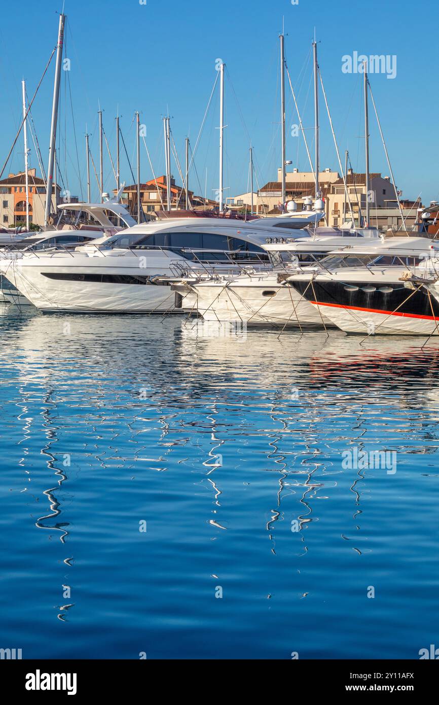 Die Boote liegen im Hafen von Porto Vecchio, Corse-du-Sud, Korsika, Frankreich Stockfoto