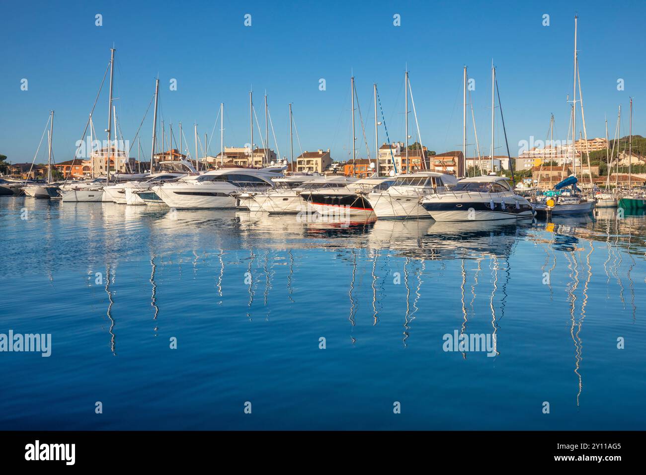 Die Boote liegen im Hafen von Porto Vecchio, Corse-du-Sud, Korsika, Frankreich Stockfoto