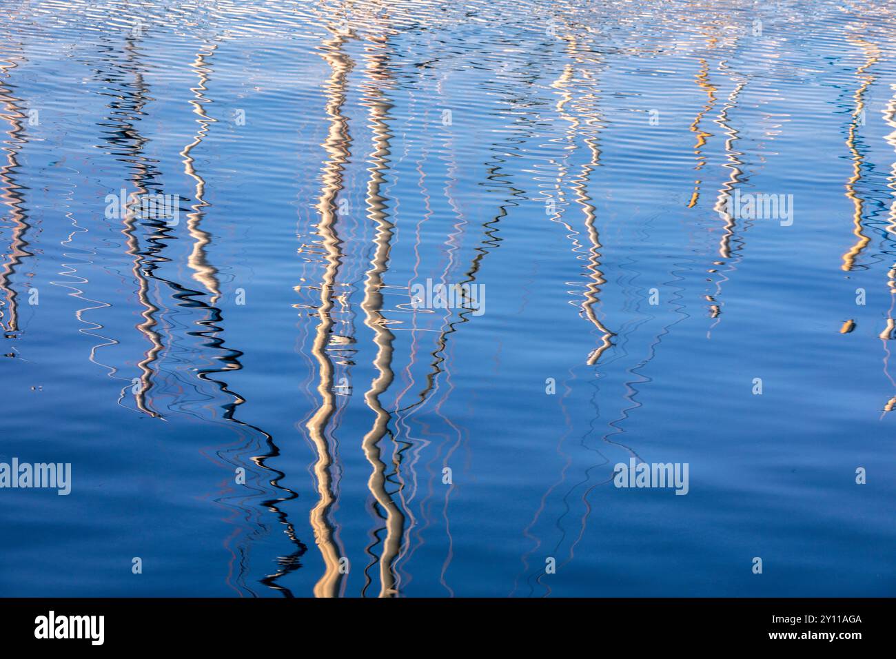 Die Masten der Boote, die im Yachthafen vertäut waren, spiegelten sich im leicht beweglichen Wasser. Porto Vecchio, Corse-du-Sud, Korsika, Frankreich Stockfoto