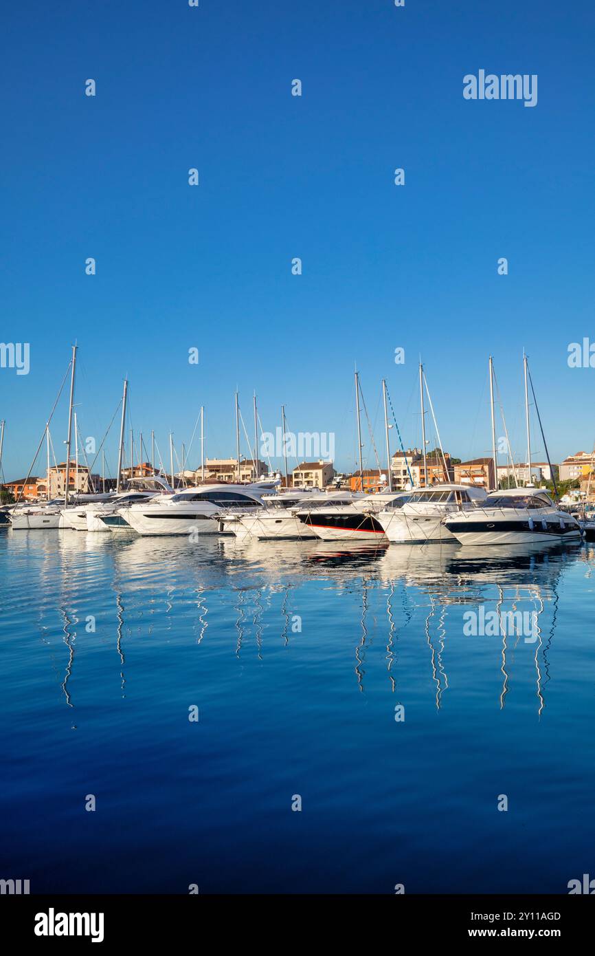 Die Boote liegen im Hafen von Porto Vecchio, Corse-du-Sud, Korsika, Frankreich Stockfoto