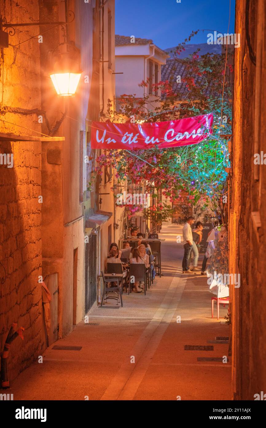 Touristen in der Altstadt von Porto Vecchio zwischen den Geschäften und Restaurants der Cittadella. Porto Vecchio, Corse-du-Sud, Korsika, Frankreich Stockfoto