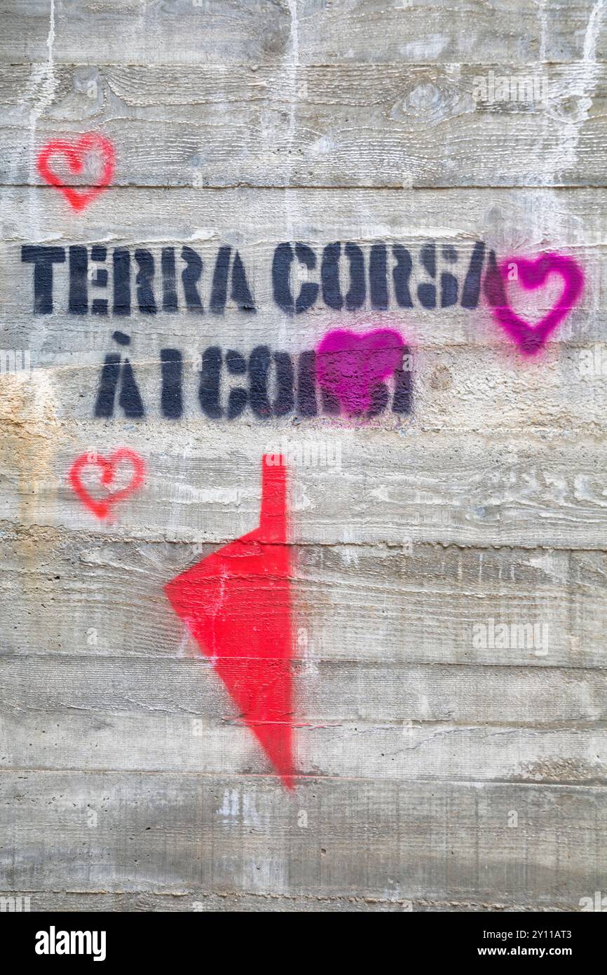 Bastia, Haute-Corse, Oberkorsika, Frankreich. 6. Juli 2024. Graffiti an den Mauern Bastias, nationalistische Bewegungen, die Korsikas Autonomie und Unabhängigkeit von Frankreich fordern. Stockfoto