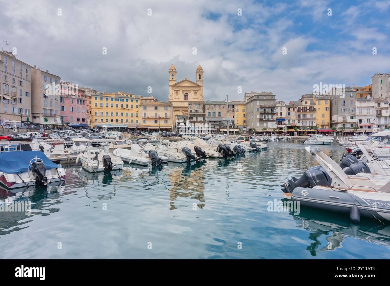 Blick auf die Gebäude mit Blick auf den alten Hafen von Bastia, im Zentrum der St. John Baptist Kirche. Bastia, Haute-Corse, Oberkorsika, Frankreich Stockfoto