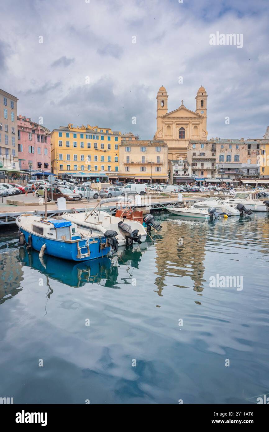 Blick auf die Gebäude mit Blick auf den alten Hafen von Bastia mit der St. John Baptist Kirche. Bastia, Haute-Corse, Oberkorsika, Frankreich Stockfoto