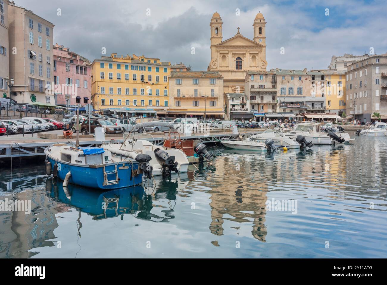 Blick auf die Gebäude mit Blick auf den alten Hafen von Bastia, im Zentrum der St. John Baptist Kirche. Bastia, Haute-Corse, Oberkorsika, Frankreich Stockfoto
