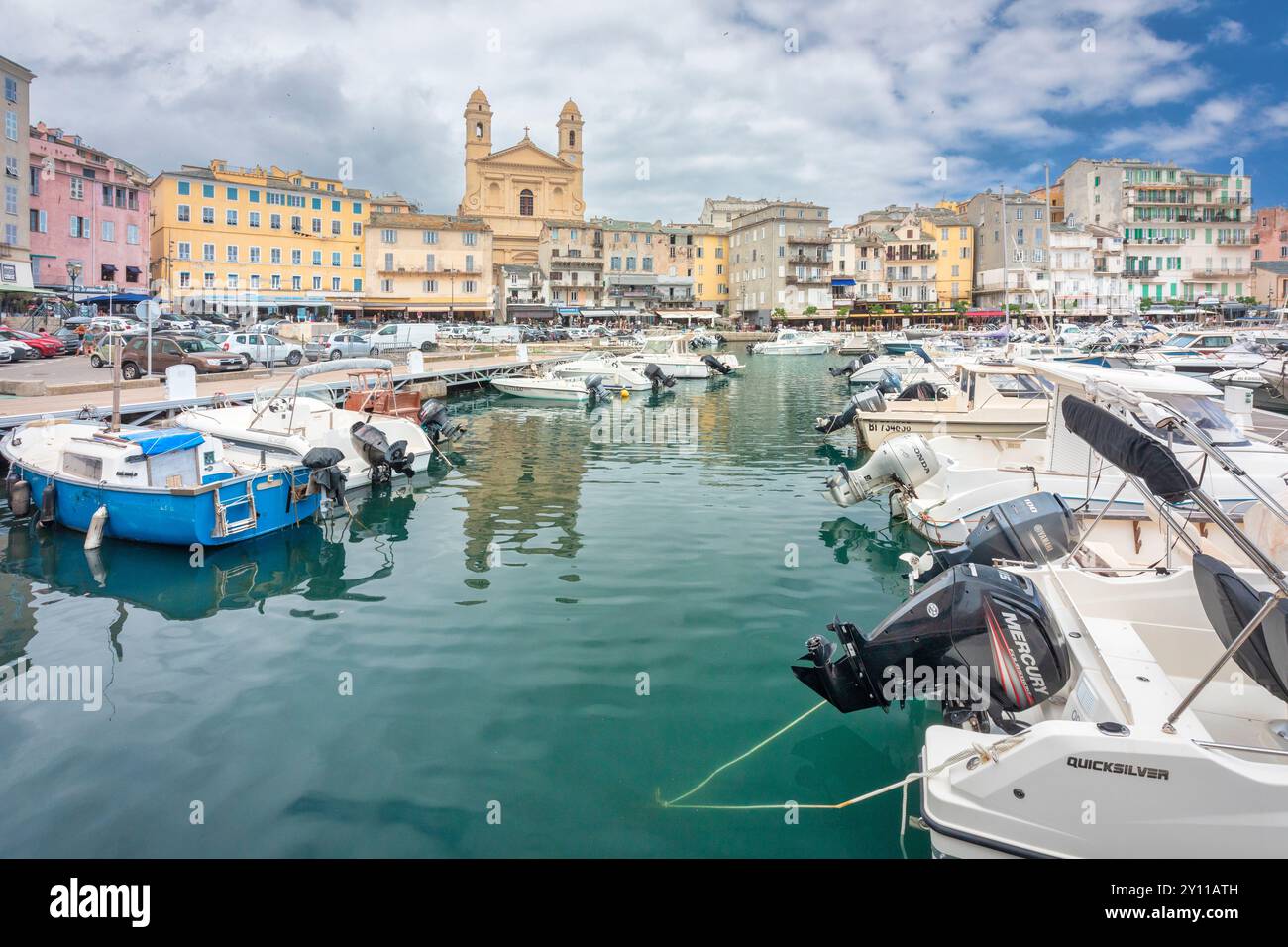 Blick auf die Gebäude mit Blick auf den alten Hafen von Bastia, im Zentrum der St. John Baptist Kirche. Bastia, Haute-Corse, Oberkorsika, Frankreich Stockfoto