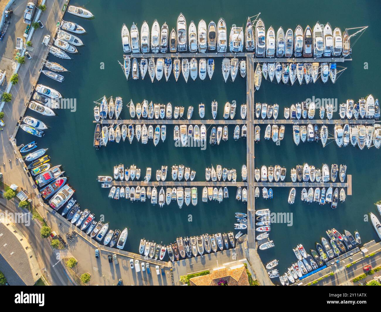 Blick von oben auf den Yachthafen mit vielen verankerten Booten. Porto Vecchio, Corse-du-Sud, Korsika, Frankreich Stockfoto