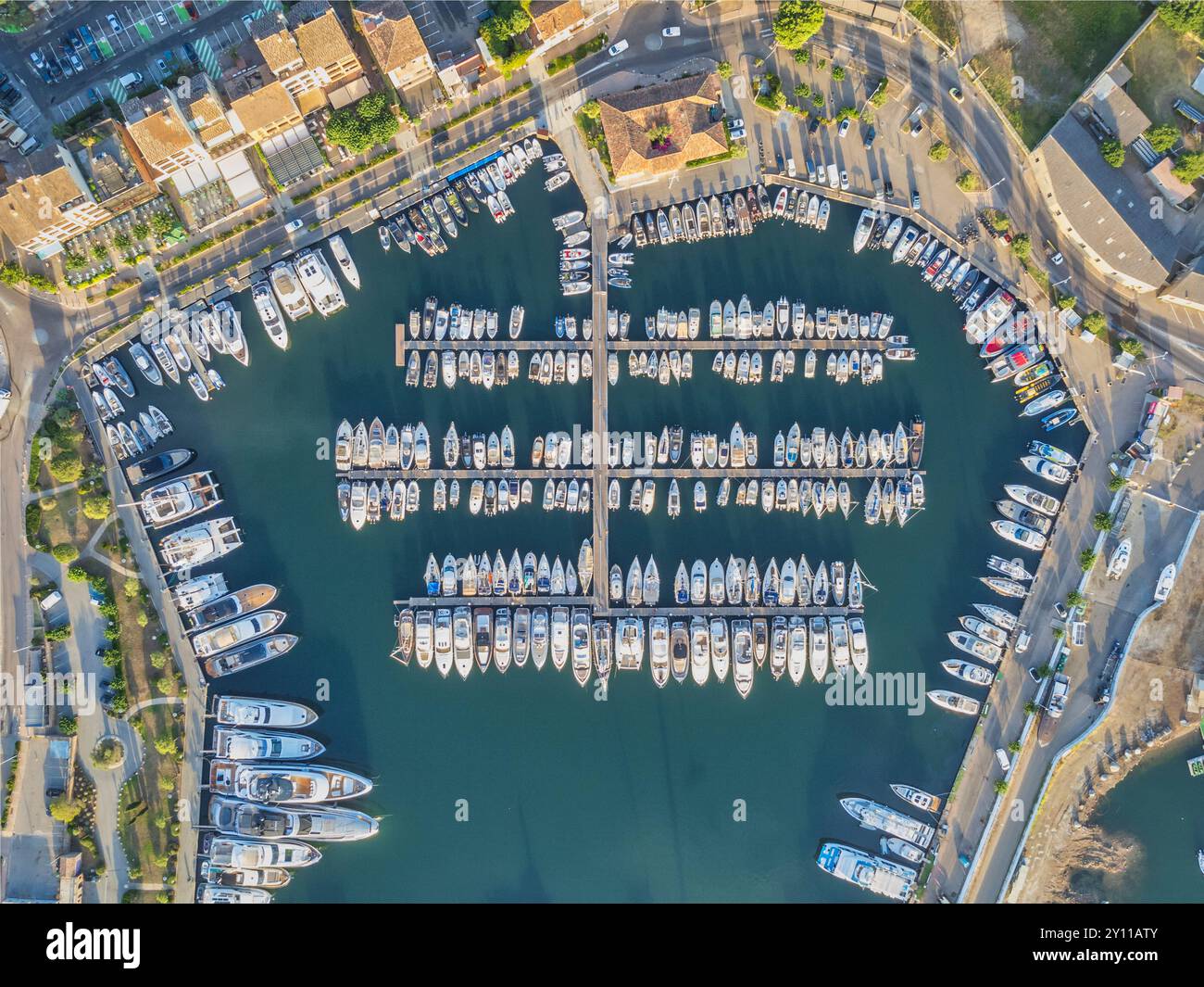 Blick von oben auf den Yachthafen mit vielen verankerten Booten. Porto Vecchio, Corse-du-Sud, Korsika, Frankreich Stockfoto