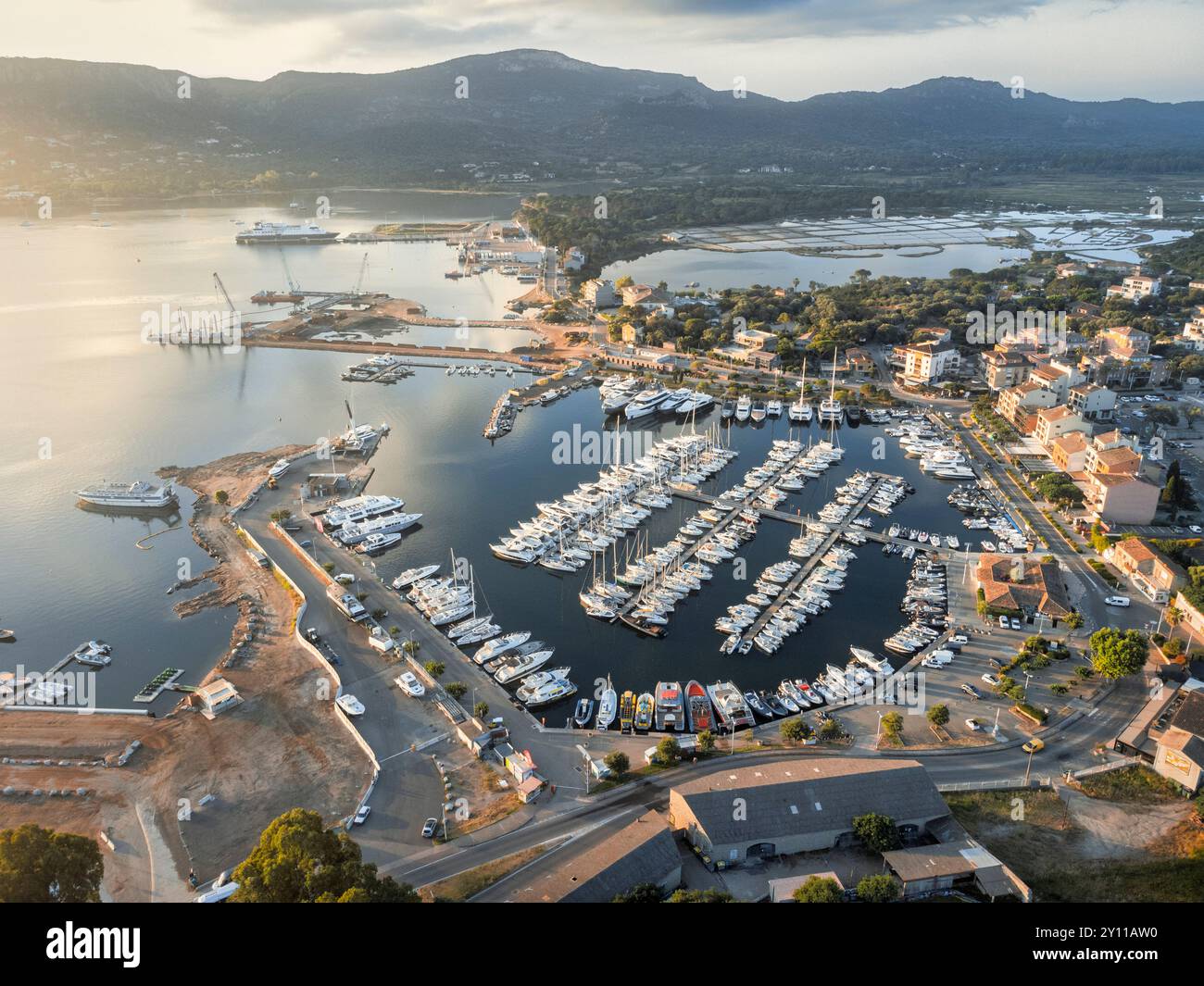 Blick aus der Vogelperspektive auf den Yachthafen bei Sonnenaufgang. Porto Vecchio, Corse-du-Sud, Korsika, Frankreich Stockfoto